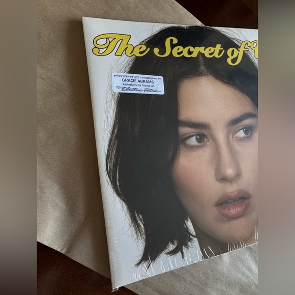 GRACIE ABRAMS THE SECRET OF US SIGNED AUTOGRAPHED YELLOW VINYL LP ALBUM ON COVER - Picture 8 of 15